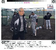 Ex-Hanshin manager Nomura visits open tryout