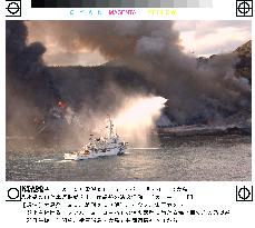 (3)Freighter stranded on Izu-Oshima still burning
