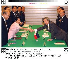 (1)Koizumi, Arroyo positive on advancing economic talks
