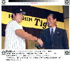 Irabu announces he is joining Hanshin Tigers