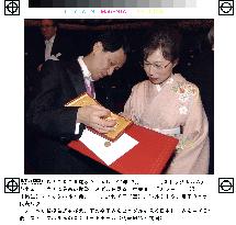 (4)Koshiba, Tanaka receive Nobel prizes at awards ceremony