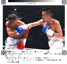 (1)Former champ Tatsuyoshi stops Thailand's Ploenchit