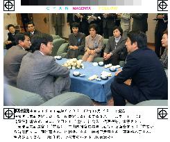 5 abductees meet Abe