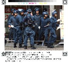 (3)Man takes hostages at Kyoto bank