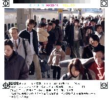 Returning holidaymakers swamp airports, train stations