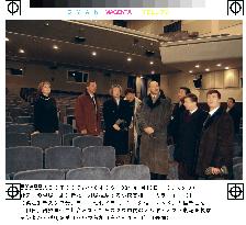 (2)Koizumi offers flowers at site of Moscow theater siege