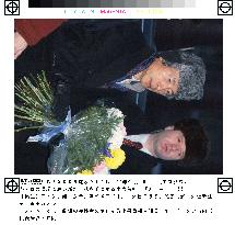 (1)Koizumi offers flowers at site of Moscow theater siege