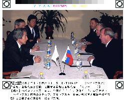 Koizumi talks with Putin representative in Khabarovsk