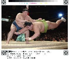 Takanohana heating up with 2nd win at New Year's sumo