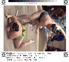 Asashoryu continues to win in New Year sumo tournament
