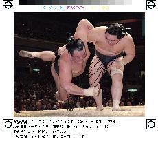 Ozeki Asashoryu steams on in New Year Sumo tourney