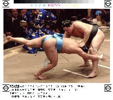 Mongolian ozeki Asashoryu marches on in New Year sumo