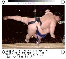 Asashoryu suffers 1st loss at New Year sumo tournament