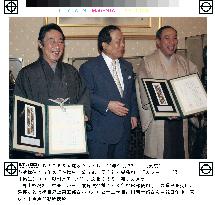 (1)Posts minister Katayama presents stamps to Kabuki actors
