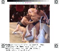 Asashoryu marks 10th win at New Year sumo