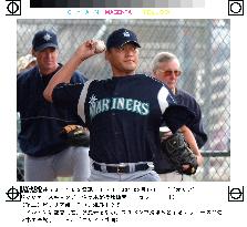Mariners Sasaki pitches in spring camp