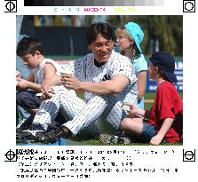 (2)Matsui shows up for commercial film