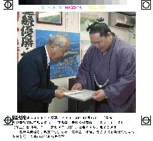 Yokozuna Asashoryu gets peace award in Nagasaki