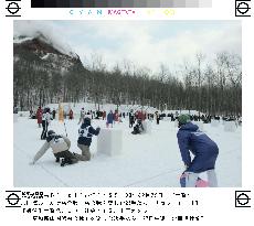 Int'l snowball fight tournament begins in Hokkaido
