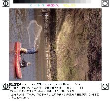 Gov't begins netting nonnative fish from imperial moat