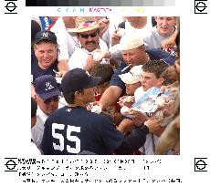 Matsui fans ask for autograph