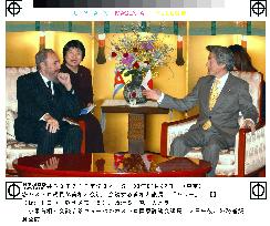 (2)Castro meets with Koizumi