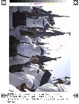 (1)Iraqi soldiers parade in show of force