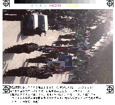 (2)Iraqi soldiers parade in show of force