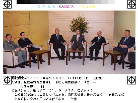 Koizumi talks with former prime ministers on Iraq
