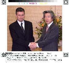 Koizumi meets Bulgarian Foreign Minister Passy