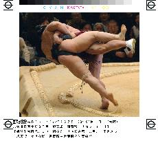 Asashoryu suffers defeat in sumo tourney