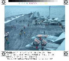 (2)Aircraft carrier Carl Vinson shown to reporters