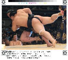 Asashoryu sallies forth at Spring sumo