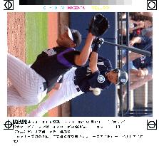 Mariners' Ichiro hits single against Rockies