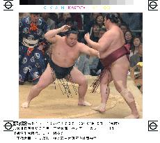Chiyotaikai remains unbeaten in spring sumo tourney