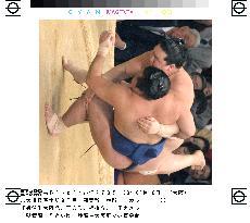 Asashoryu beats Kotoryu at spring sumo tornament