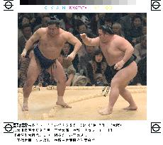 Chiyotaikai beats Kotoryu, leading spring sumo with 1 loss