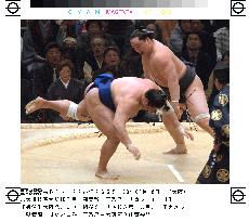 Asashoryu bounces back at sumo tourney