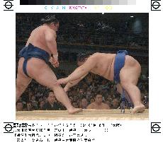 Kaio suffers fourth loss in sumo tourney