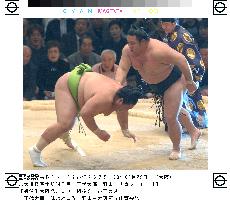Chiyotaikai grabs sole lead at sumo tourney