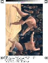 Chiyotaikai overpowers Asashoryu to win spring sumo