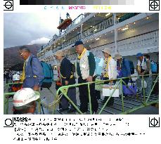 (1)68 arrive on Miyakejima for 4-day visit