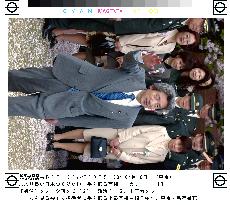 Koizumi hosts cherry blossom viewing party