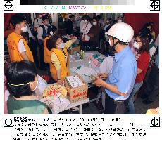 People visit SARS-hit Taipei hospital to supply goods