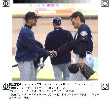 (1)Ichiro, Matsui hit singles in 1st major-league clash