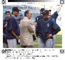 (3)Ichiro, Matsui hit singles in 1st major-league clash