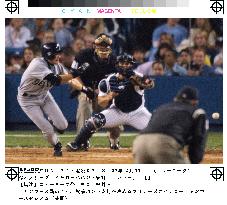 (4)Ichiro, Matsui hit singles in 1st major-league clash