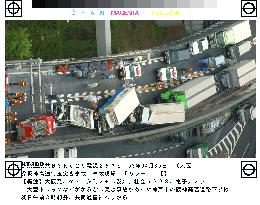 2 dead in 9-vehicle pileup on Hanshin Expressway