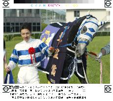 (2)Hishi Miracle gallops to Tenno-sho win
