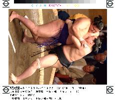 Asashoryu cruises to 1st-day win at summer sumo